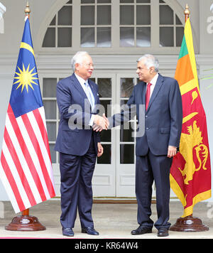 Colombo, Sri Lanka. Déc 19, 2017. Le premier ministre malaisien Datuk Seri Najib Tun Razak (L) se serrer la main avec le premier ministre sri-lankais Ranil Wickremesinghe (R) lors d'une cérémonie au Secrétariat présidentiel à Colombo le 18 décembre 2017 Crédit : Lahiru Harshana/Alamy Live News Banque D'Images