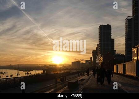 Londres, Royaume-Uni. Déc 19, 2017. Londres 19 décembre 2017 : Les usagers s'il y a moyen de travailler le long de l'estran de Greenwich à l'aube. Credit : claire doherty/Alamy Live News Banque D'Images