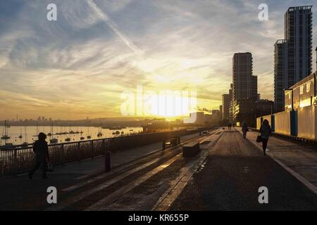 Londres, Royaume-Uni. Déc 19, 2017. Londres 19 décembre 2017 : Les usagers s'il y a moyen de travailler le long de l'estran de Greenwich à l'aube. Credit : claire doherty/Alamy Live News Banque D'Images