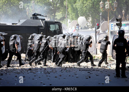 Buenos Aires, Argentine. Dec 18, 2017. Les forces de police s'exécuter dans les environs de la Chambre des députés du Congrès national au cours d'une manifestation contre l'adoption de mesures de réforme des pensions controversée à Buenos Aires, Argentine, 18 décembre 2017. Des affrontements se sont produits entre les manifestants et les forces de police alors qu'un débat parlementaire sur un projet de réforme des retraites. Credit : Claudio Santisteban/dpa/Alamy Live News Banque D'Images