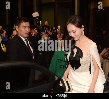 Shanghai, Shanghai, Chine. Dec 18, 2017. Shanghai, Chine 18 décembre 2017 :(usage éditorial uniquement. Chine OUT) .L'actrice chinoise Tang Yan Tiffany montre au COSMO Fashion Festival tapis rouge de Shanghai. Crédit : SIPA Asie/ZUMA/Alamy Fil Live News Banque D'Images