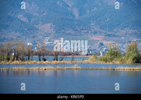 Dali. Dec 18, 2017. Photos prises le 18 décembre 2017 montre le paysage au Lac Erhai dans la préfecture autonome Bai de Dali, dans le sud-ouest de la province chinoise du Yunnan. Credit : Hu Chao/Xinhua/Alamy Live News Banque D'Images