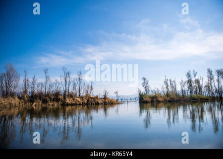 Dali. Dec 18, 2017. Photos prises le 18 décembre 2017 montre le paysage au Lac Erhai dans la préfecture autonome Bai de Dali, dans le sud-ouest de la province chinoise du Yunnan. Credit : Hu Chao/Xinhua/Alamy Live News Banque D'Images