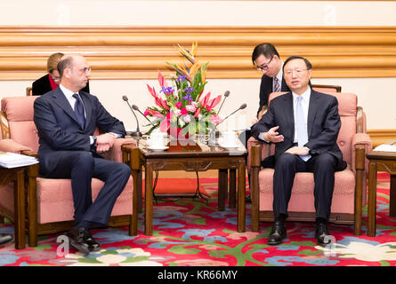 Beijing, Chine. Déc 19, 2017. Le Conseiller d'Etat chinois Yang Jiechi (R) se réunit avec les visites du ministre des Affaires étrangères italien Angelino Alfano à Beijing, capitale de Chine, le 19 décembre 2017. Credit : Ding Haitao/Xinhua/Alamy Live News Banque D'Images