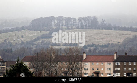 Glasgow, Scotland, UK 19 décembre. Météo France : un épais brouillard dans la zone Drumchapel voit le roman fort à Castlehill qui possède certaines des meilleures vues du paysage le long de la ligne de l'Antoine mur mais pas aujourd'hui, c'est découpé sur le fond brumeux avec le fameux Drumchapel logement régimes ci-dessous. Gerard crédit Ferry/Alamy news Banque D'Images