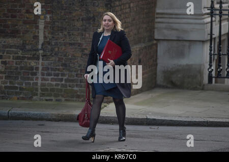 Downing Street, London, UK. 19 décembre 2017. Dernière réunion du Cabinet à Downing Street avant Noël. Karen Bradley, Secrétaire d'État à la culture des médias et du Sport, l'arrivée. Credit : Malcolm Park/Alamy Live News. Banque D'Images