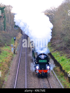 Manchester, UK. Déc 19, 2017. Vapeur d'hiver à travers les collines du Surrey : le British Pullman Belmond BR (S) Classe de la marine marchande 8P 4-6-2 Aucun Clan 35028 Locomotive à vapeur ligne vitesse dans la campagne à Reigate Surrey Hills, sur la route de Londres Victoria, 1502, le mardi 19 décembre 2017. Crédit photo : Lindsay Le gendarme/Alamy Live News Banque D'Images