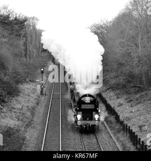 Manchester, UK. Déc 19, 2017. Vapeur d'hiver à travers les collines du Surrey : le British Pullman Belmond BR (S) Classe de la marine marchande 8P 4-6-2 Aucun Clan 35028 Locomotive à vapeur ligne vitesse dans la campagne à Reigate Surrey Hills, sur la route de Londres Victoria, 1502, le mardi 19 décembre 2017. Crédit photo : Lindsay Le gendarme/Alamy Live News Banque D'Images