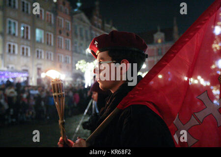 Gdansk, Pologne. 19 Décembre, 2017. Les Scouts sont vus au cours de la flamme de la Paix de Bethléem cérémonie de transfert sont vus à Gdansk, Pologne le 19 décembre 2017 la flamme de la Paix de Bethléem est un programme inauguré en Autriche en 1986 dans le cadre d'une mission de secours de bienfaisance pour les enfants handicapés et les personnes dans le besoin. Il est parti pour plus de 20 pays en Europe, ainsi que les Amériques. Banque D'Images