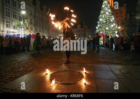 Gdansk, Pologne. 19 Décembre, 2017. Les Scouts sont vus au cours de la flamme de la Paix de Bethléem cérémonie de transfert sont vus à Gdansk, Pologne le 19 décembre 2017 la flamme de la Paix de Bethléem est un programme inauguré en Autriche en 1986 dans le cadre d'une mission de secours de bienfaisance pour les enfants handicapés et les personnes dans le besoin. Il est parti pour plus de 20 pays en Europe, ainsi que les Amériques. Banque D'Images