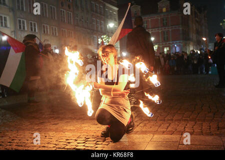 Gdansk, Pologne. 19 Décembre, 2017. Les Scouts sont vus au cours de la flamme de la Paix de Bethléem cérémonie de transfert sont vus à Gdansk, Pologne le 19 décembre 2017 la flamme de la Paix de Bethléem est un programme inauguré en Autriche en 1986 dans le cadre d'une mission de secours de bienfaisance pour les enfants handicapés et les personnes dans le besoin. Il est parti pour plus de 20 pays en Europe, ainsi que les Amériques. Banque D'Images