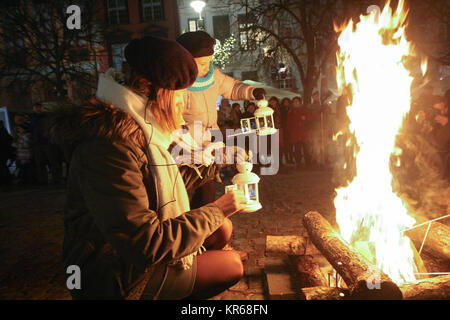 Gdansk, Pologne. 19 Décembre, 2017. Les Scouts sont vus au cours de la flamme de la Paix de Bethléem cérémonie de transfert sont vus à Gdansk, Pologne le 19 décembre 2017 la flamme de la Paix de Bethléem est un programme inauguré en Autriche en 1986 dans le cadre d'une mission de secours de bienfaisance pour les enfants handicapés et les personnes dans le besoin. Il est parti pour plus de 20 pays en Europe, ainsi que les Amériques. Banque D'Images