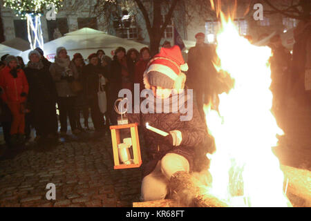 Gdansk, Pologne. 19 Décembre, 2017. Les Scouts sont vus au cours de la flamme de la Paix de Bethléem cérémonie de transfert sont vus à Gdansk, Pologne le 19 décembre 2017 la flamme de la Paix de Bethléem est un programme inauguré en Autriche en 1986 dans le cadre d'une mission de secours de bienfaisance pour les enfants handicapés et les personnes dans le besoin. Il est parti pour plus de 20 pays en Europe, ainsi que les Amériques. Banque D'Images