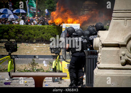 18 Décembre, 2017 - Buenos Aires, Ciudad AutÃ³noma de Buenos Aires, Argentine - près d'une station de vélos de location, les forces de police le feu sur les manifestants et à l'abri de rochers. Des manifestants de divers groupes de gauche ont attaqué la police après une manifestation pacifique devant le Congrès de la nation les bâtiments. Le projet de loi qu'ils protestaient''"une révision pour le système de retraite''"est devenue loi le matin suivant. Credit : SOPA/ZUMA/Alamy Fil Live News Banque D'Images