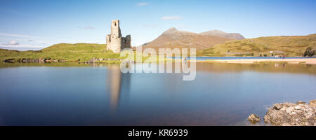 Les ruines d'Ardvreck Castle, château de clan Highland traditionnelles l'Assynt de MacLeods, stand sur les rives du Loch Assynt dans les Territoires du Highland Banque D'Images