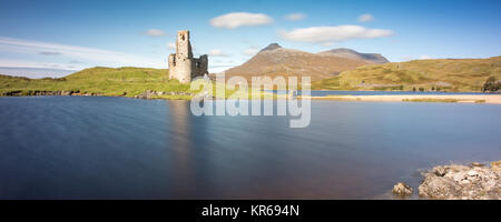 Les ruines d'Ardvreck Castle, château de clan Highland traditionnelles l'Assynt de MacLeods, stand sur les rives du Loch Assynt dans les Territoires du Highland Banque D'Images