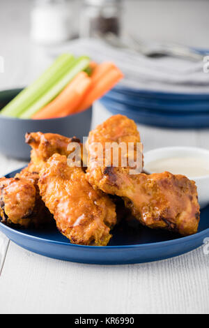 Ailes de poulet Buffalo avec des bâtonnets de carotte céleri Banque D'Images