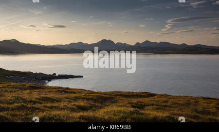 Sunrise jette une lueur sur les collines Torridon mountainscape en Wester Ross dans le nord-ouest des Highlands d'Écosse, comme vu de Gairloch. Banque D'Images