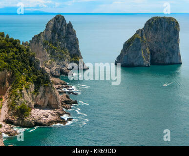 Vue d'une falaise sur l'île de Capri, Italie, mer et rochers dans Banque D'Images