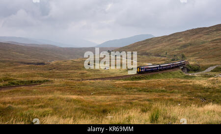 Corrour, Écosse, Royaume-Uni - 26 septembre 2017 : une paire de Scotrail Class 156 'Imprimante' les trains passer de Fort William sur la tourbière des zones humides Banque D'Images