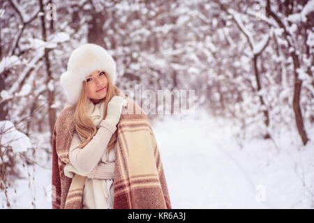 Belle fille blonde est debout dans une couverture dans les bois, de sourires, de grand chapeau sur sa tête Banque D'Images