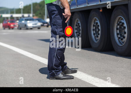 Policier le contrôle de la circulation sur l'autoroute Banque D'Images