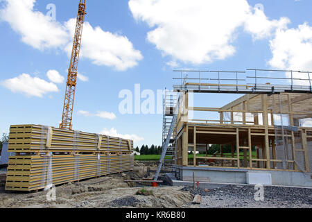 La construction d'une maison en bois. carcasse d'une maison en bois Banque D'Images