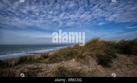 Belle vue sur les dunes et bleu ciel nuageux près de Vlissingen, Zélande, Hollande, Pays-Bas Banque D'Images