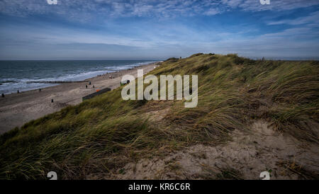 Belle vue sur les dunes de sable et bleu ciel nuageux près de Vlissingen, Zélande, Hollande, Pays-Bas Banque D'Images