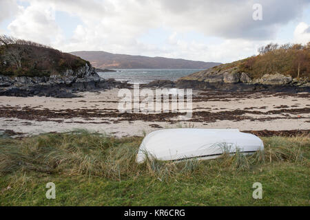 écosse une plage écossaise dans les montagnes avec petit bateau de pêche Banque D'Images