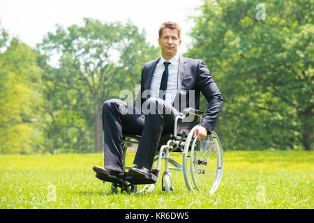 Homme handicapé sur fauteuil roulant Banque D'Images