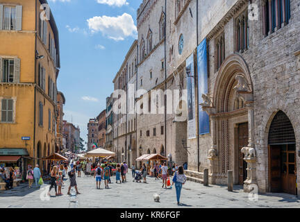 Via Pietro Vannucci avec le Palazzo dei Priori (logement la Galleria Nazionale dell'Umbria) sur la droite, Pérouse, Ombrie, Italie Banque D'Images