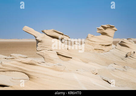 Fossil Dunes à Al Wathba, attraction touristique à Abu Dhabi, Émirats arabes Unis, formations de grès frappantes, sculptées par les vents du désert dans ce paysage aride Banque D'Images