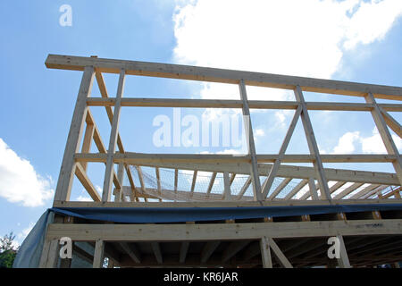 La construction d'une maison en bois. carcasse d'une maison en bois Banque D'Images