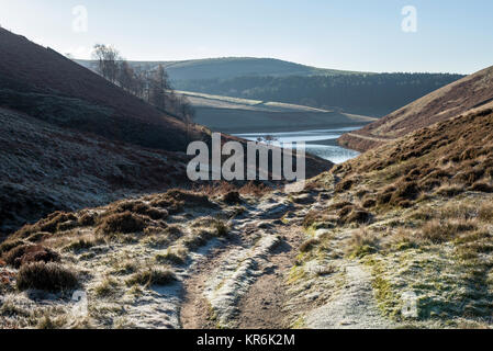 Vue sur le réservoir de Kinder William Clough près de fauche dans le Peak District sur un froid matin d'hiver. Banque D'Images