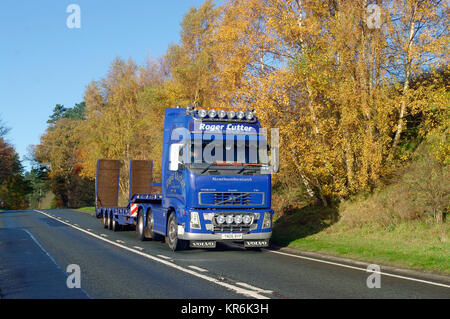 Volvo FH camion avec remorque surbaissée Banque D'Images