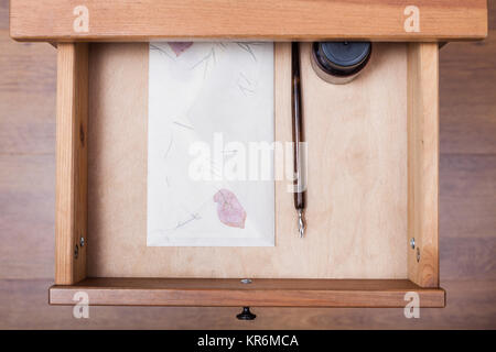 Plume, encre, vintage enveloppe dans tiroir Banque D'Images