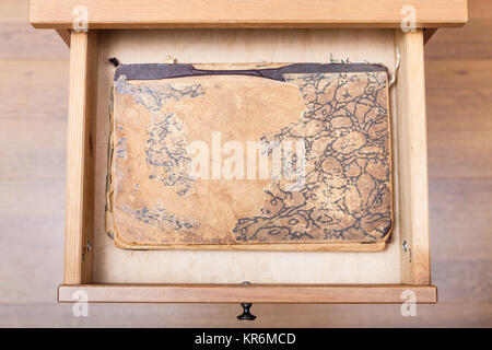 Ouvrir le tiroir en livre ancien Banque D'Images