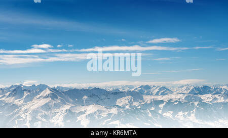 Alpes paysage dégradé bleu sur fond de ciel nuageux Banque D'Images
