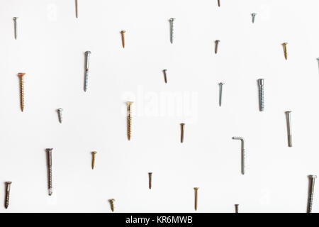 Des vis à bois organisé sur white Banque D'Images