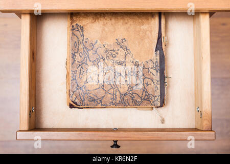 Ouvrir le tiroir en livre d'occasion Banque D'Images