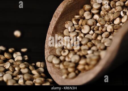 Le quinoa et d'une spatule en bois. Banque D'Images