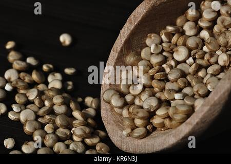 Le quinoa et d'une spatule en bois. Banque D'Images