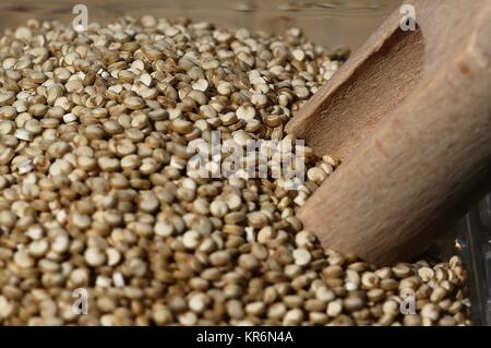 Le quinoa et d'une spatule en bois. Banque D'Images