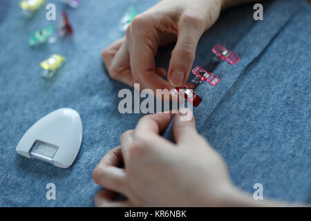 De Gros plan sur mesure et marquage des mains de mesure alors que la fabrication de vêtements en tissu. Banque D'Images