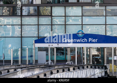 Le panneau montrant le quai de Greenwich Pier signer pour Greenwich Pier. Banque D'Images