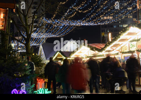 Allemagne Berlin - 15 décembre 2017 : la vente de friandises de Noël traditionnels sur le marché de Noël à Breitscheidplatz. Banque D'Images