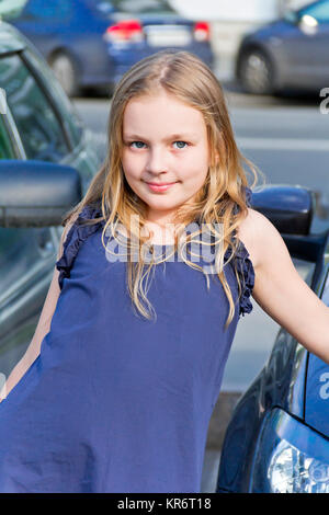 Cute smiling girl aux cheveux blonds Banque D'Images