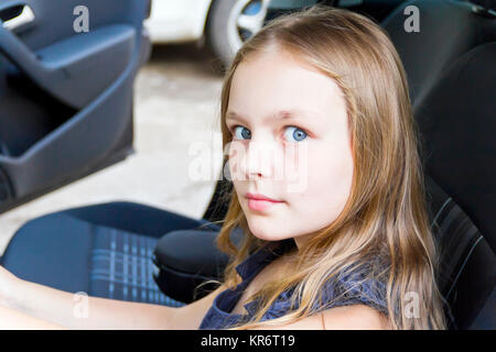 Jolie fille aux cheveux blonds dans... Banque D'Images