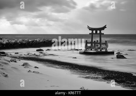 Torii en bois traditionnel dans l'océan, Shosanbetsu Konpira Shrine. Banque D'Images